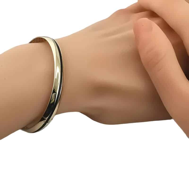 Bransoletka z żółtego złota sztywna z czarną emalią 80039