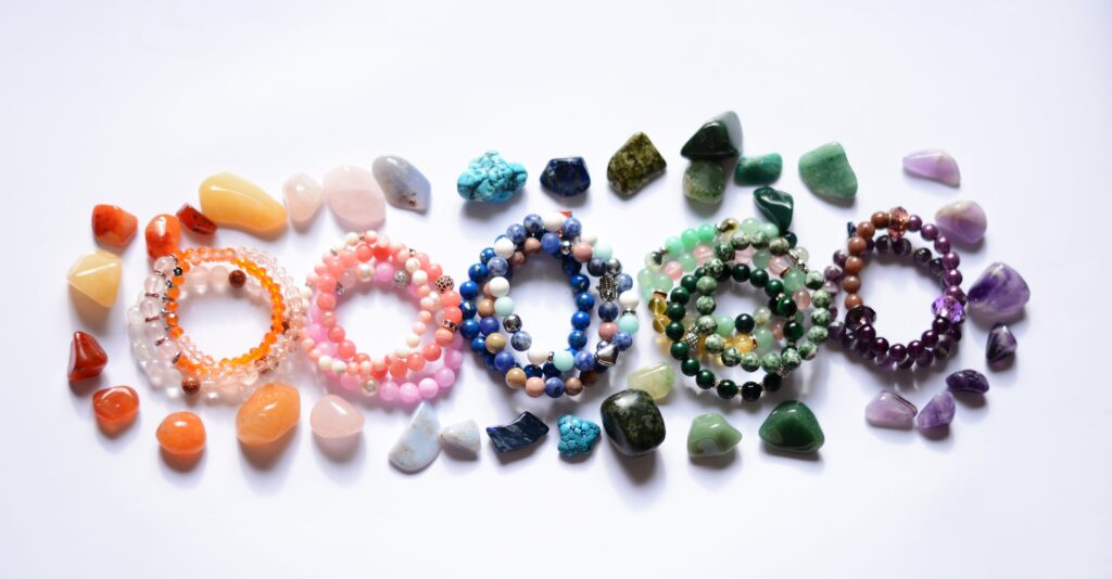 bizuteria-z-krysztalow-i-mineralow-jak-wybrac-ozdoby-z-naturalnymi-kamieniami-i-poznac-ich-wlasciwosci