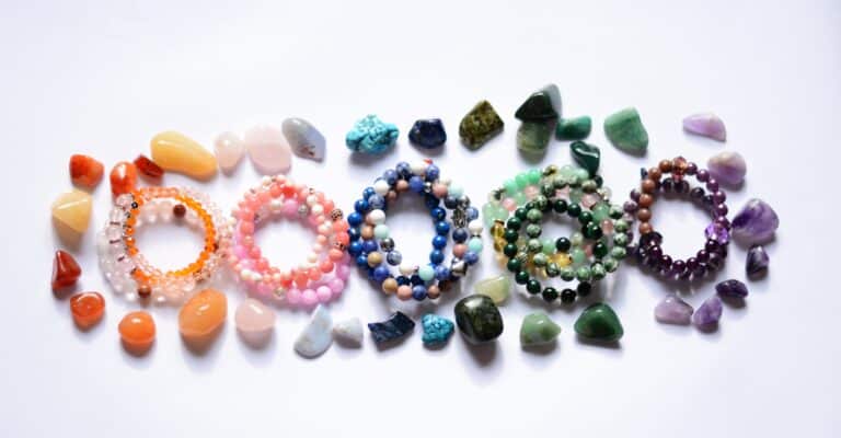 bizuteria-z-krysztalow-i-mineralow-jak-wybrac-ozdoby-z-naturalnymi-kamieniami-i-poznac-ich-wlasciwosci