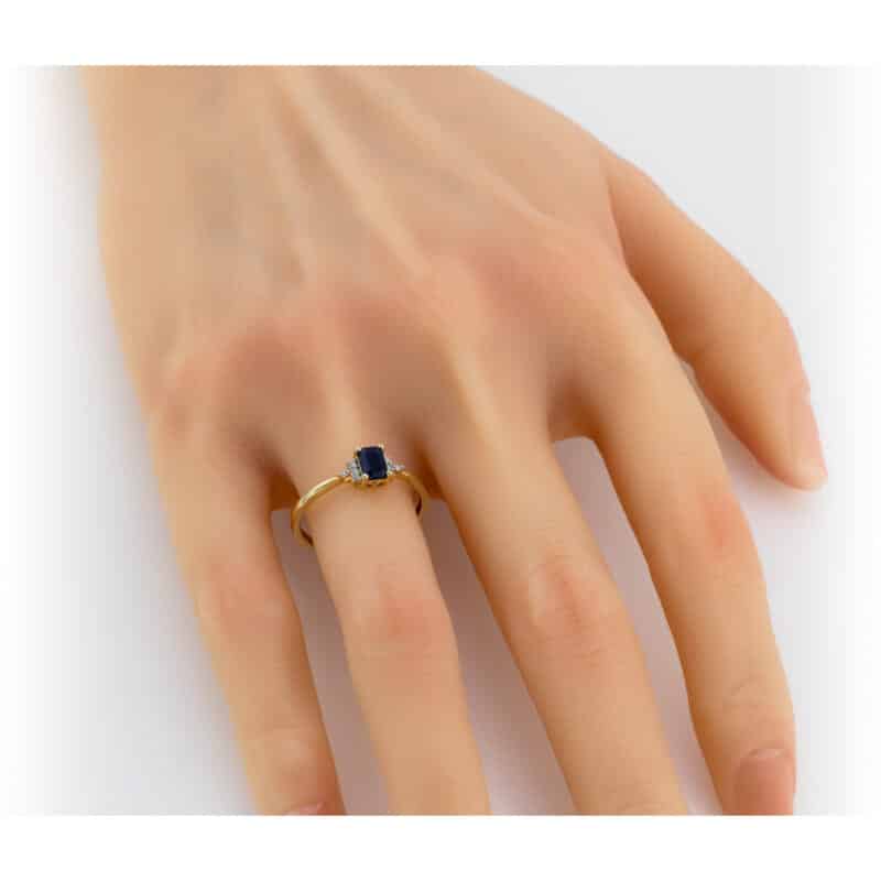 Pierścionek z żółtego złota z szafirem 0,51ct i brylantami 80770