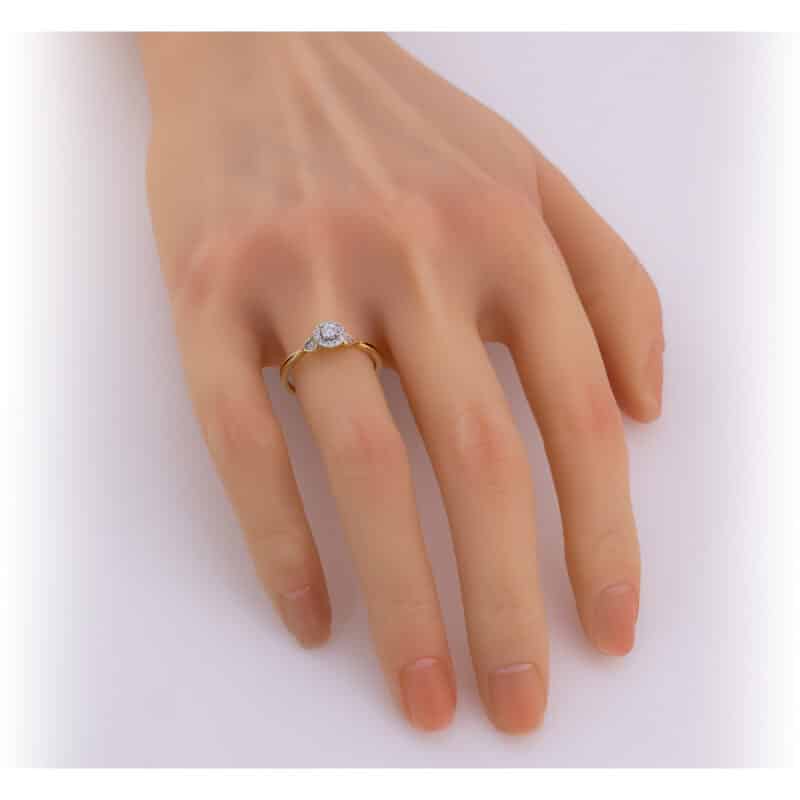 Pierścionek z brylantami z żółtego złota o finezyjnej formie zdobiony na brzegach serduszkami 0,14ct 81887