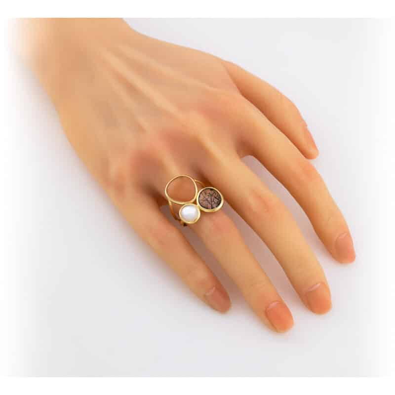 Nowoczesny pierścionek z żółtego złota z naturalnymi kamieniami z kolekcji DALL’ACQUA 82602