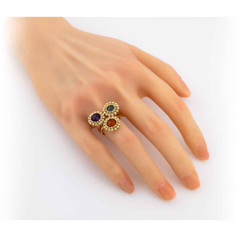 Pierścionek z żółtego złota i kolorowymi kamieniami ozdobione diamentowanymi kuleczkami 83188