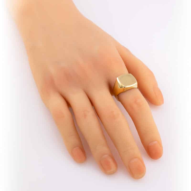 Sygnet z żółtego złota z matem 83223