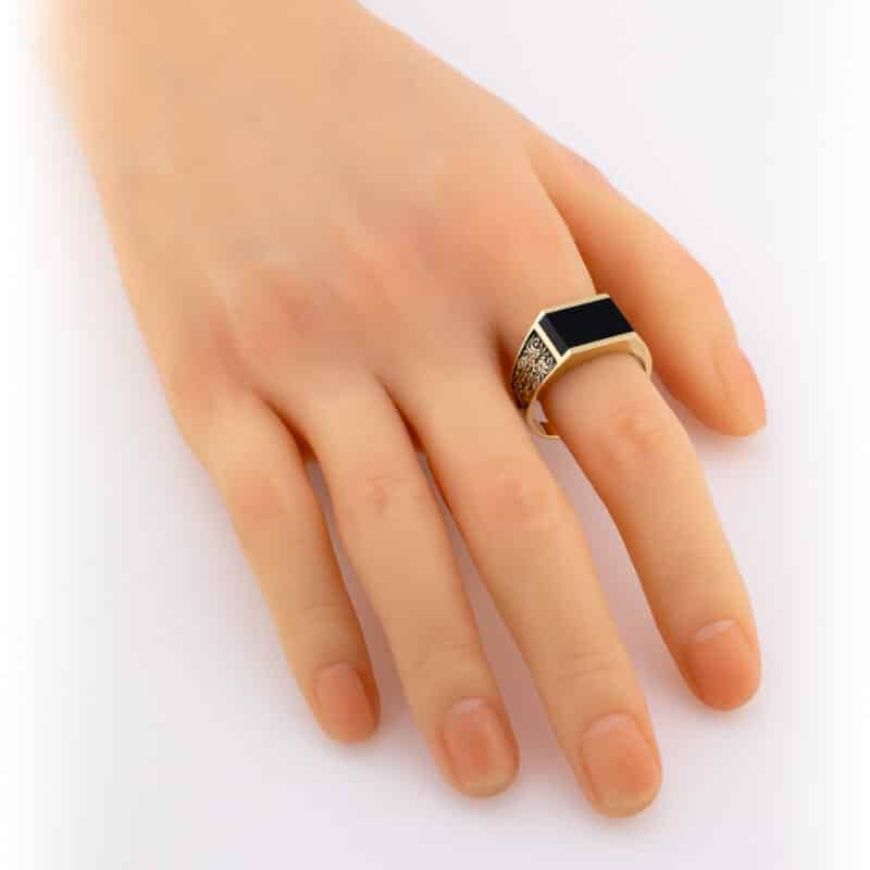 Sygnet z żółtego złota z onyksem i zdobieniami na szynie 83224