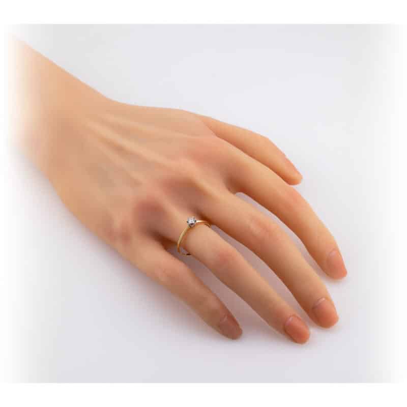 Pierścionek z brylantem w żółtym złocie 0,14ct 85268