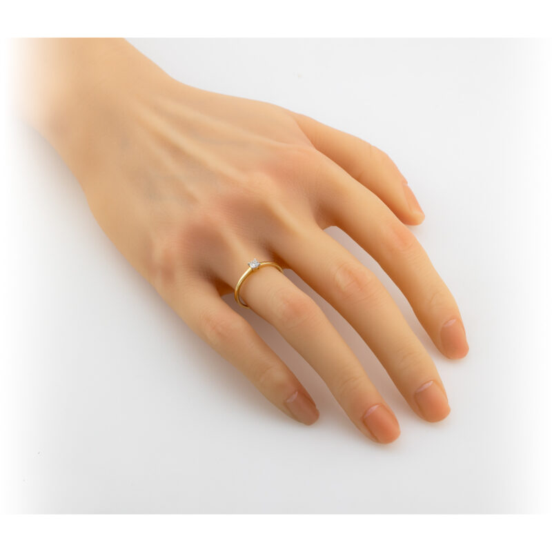 Złoty Pierścionek z Brylantem w Klasycznej Czteroramiennej Oprawie 84486