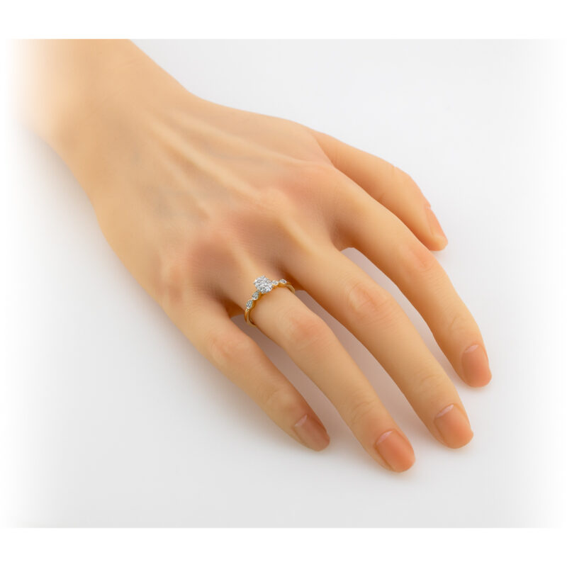 Złoty Pierścionek z Diamentową Elipsą i Kropelkową Szyną – Blask i Finezja - 84492