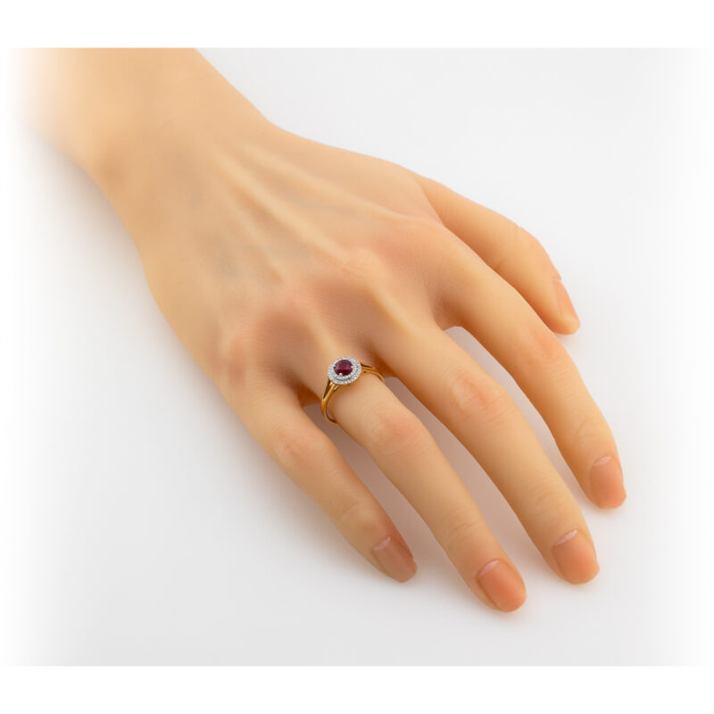 Złoty Pierścionek z Naturalnym Rubinem i Podwójną Aureolą Brylantów - 82304