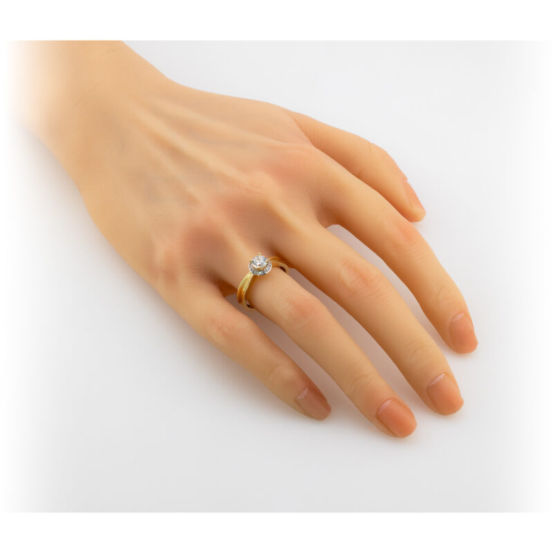 Złoty Pierścionek z Okazałą Cyrkonią i Dynamiczną Szyną - 83265